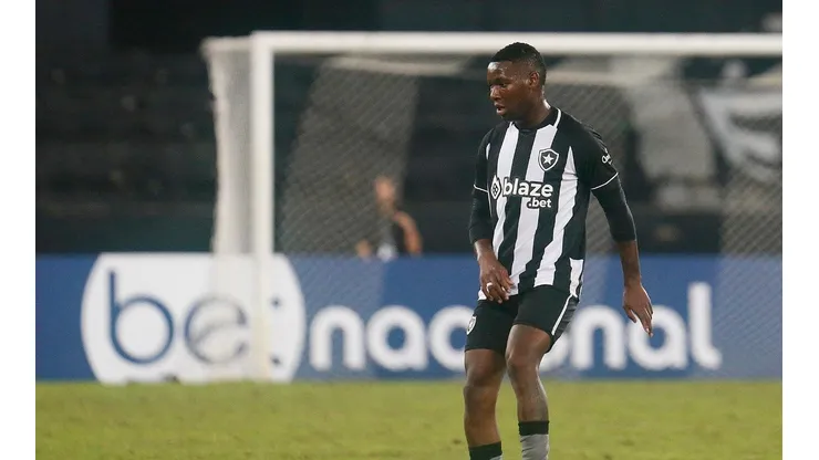 Luís Castro explica motivo para ausência de Patrick de Paula nos jogos do Botafogo (Foto: Vitor Silva/Botafogo)