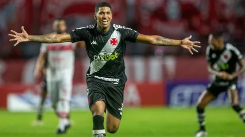 Volta de Raniel ao Santos vai render dinheiro ao Vasco (Foto: Daniel RAMALHO/CRVG)