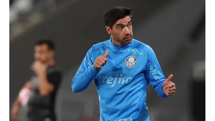 Abel Ferreira coloca os pés no chão mesmo com o Palmeiras com as duas mãos na taça do Campeonato Brasileiro (Foto: Cesar Greco/SE Palmeiras)
