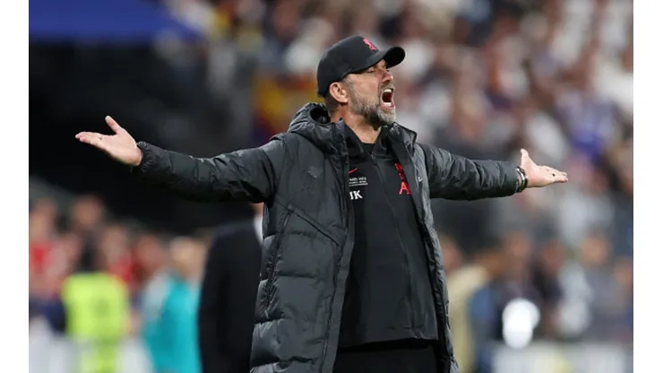 Craque do Liverpool vai embora mais cedo da seleção da Inglaterra e técnico Klopp critica a decisão