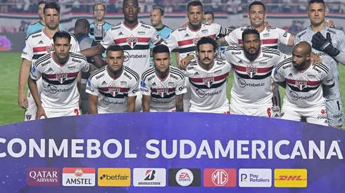 Jogadores do São Paulo perfilados antes da partida pela Copa Sul-Americana (Foto: Getty Images)