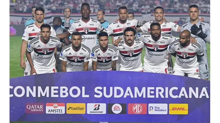 Jogadores do São Paulo perfilados antes da partida pela Copa Sul-Americana (Foto: Getty Images)