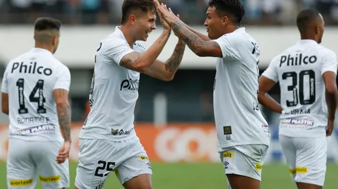 Jogadores do Santos comemoram gol pelo Brasileirão (Foto: Getty Images)