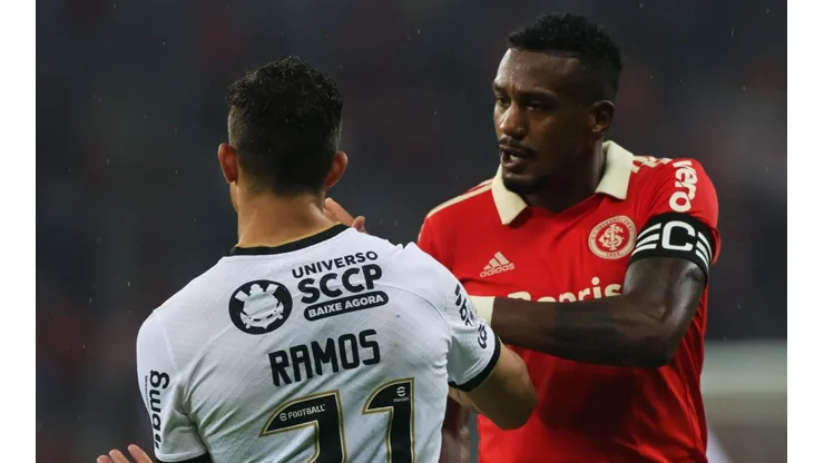 Rafael Ramos e Edenílson, em campo pelo Brasileirão (Foto: Getty Images)