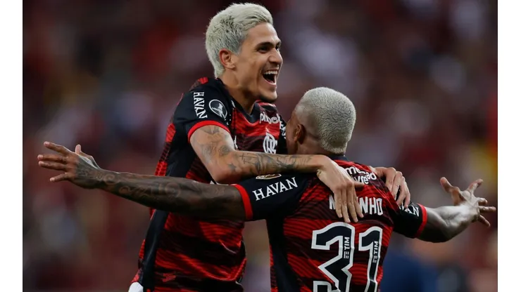 Pedro e Marinho comemoram um gol pelo Flamengo na Libertadores (Foto: Getty Images)