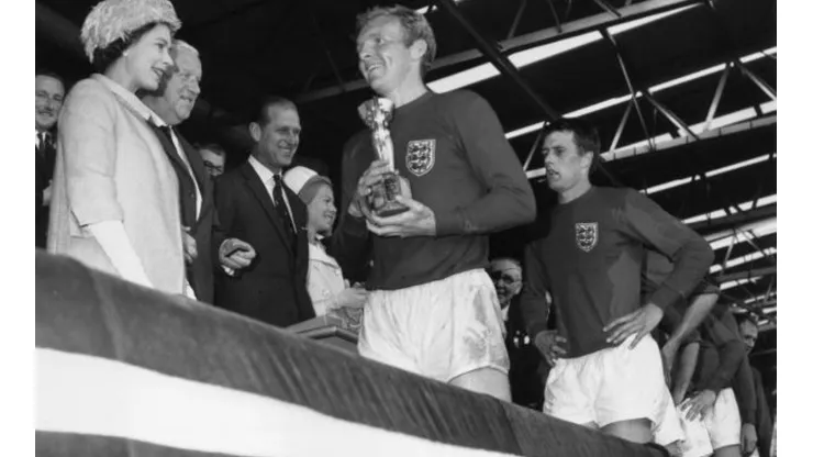 Copa do Mundo: Em 1966 Rainha Elizabeth II entregava a taça de campeã para a seleção da Inglaterra