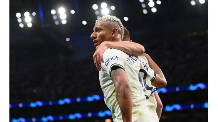 Richarlison se emocionou após marcar na estreia da Champions League