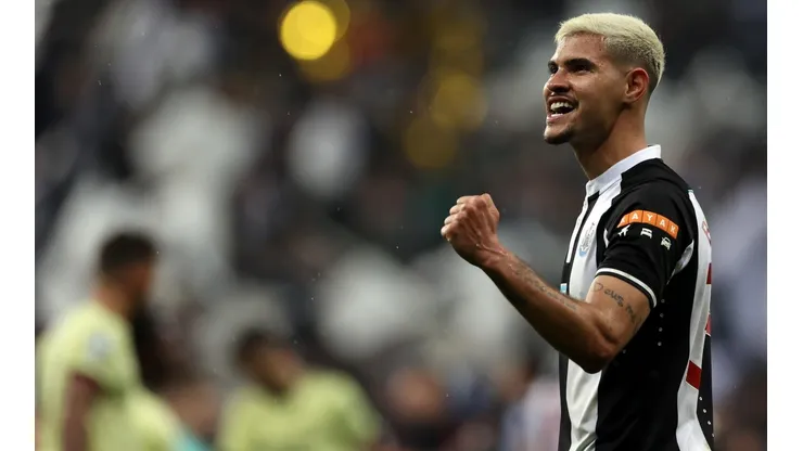 Bruno Guimarães 'promete' negociar empréstimo para jogar no Athletico-PR caso clube vá ao Mundial de Clubes (Foto: Ian MacN/Getty Images)