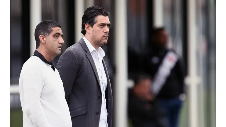 Paulo Bracks e Luiz Mello conversam com Jorginho que pode anunciado em breve como novo treinador do Vasco (Foto: Daniel RAMALHO/CRVG)