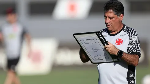 Emilio Faro terá o retorno de Marlon Gomes, mas o desfalques de Raniel para Vasco x Bahia (Foto: Daniel RAMALHO/CRVG)