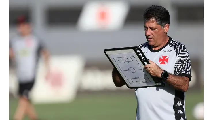 Emilio Faro terá o retorno de Marlon Gomes, mas o desfalques de Raniel para Vasco x Bahia (Foto: Daniel RAMALHO/CRVG)