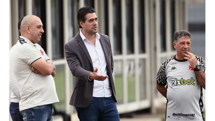 Paulo Bracks entra em cena para evitar que o Vasco perca o atacante Rayan (Foto: Daniel RAMALHO/CRVG)