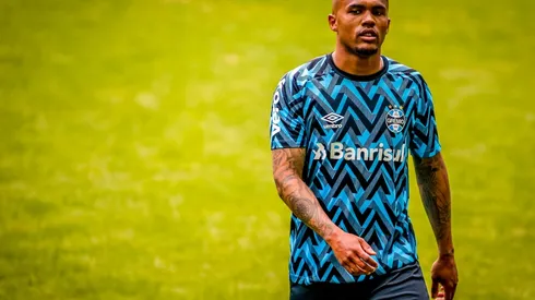 Depois de sair do Grêmio, Douglas Costa recebeu proposta do Flamengo