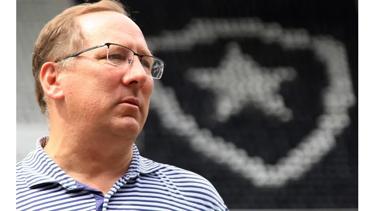 John Textor vai levar dois jogadores do Botafogo para clube que comanda no futebol europeu
