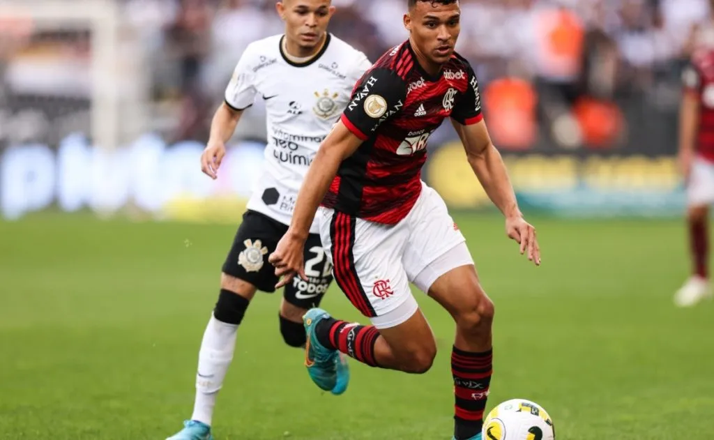 Victor Hugo em ação pelo Flamengo contra o Corinthians
