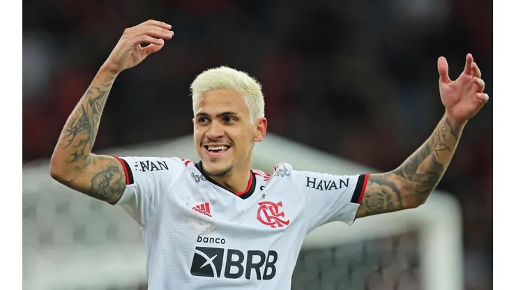 Pedro, do Flamengo, ganha torcida de peso para ir a Copa do Mundo (Foto: Heuler Andrey/Getty Images)