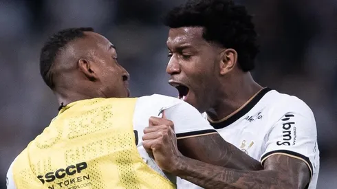 Comemoração do primeiro gol do Corinthians gerou cartão amarelo para Raul Gustavo (Foto: Reprodução)