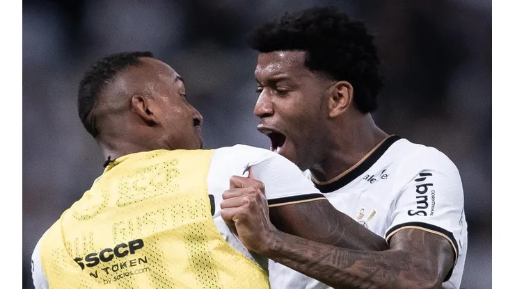 Comemoração do primeiro gol do Corinthians gerou cartão amarelo para Raul Gustavo (Foto: Reprodução)