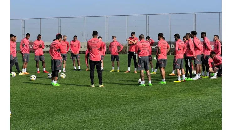 Edenílson reclama de jornalista em treino do Internacional (Foto: Divulgação)