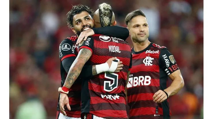 Gabigol comemora com Vidal pelo Flamengo (Foto: Getty Images)