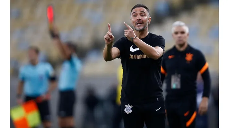 Bernard desmente portais que disseram que o meia negocia sua ida para o Corinthians (Foto: Wagner Meier/Getty Images)
