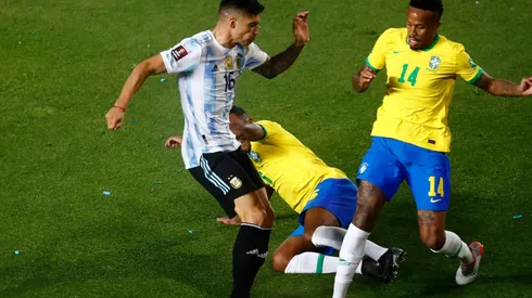 Brasil e Argentina, em campo pelas Eliminatórias (Foto: Getty Images)