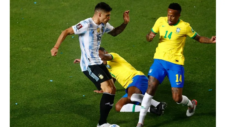 Brasil e Argentina, em campo pelas Eliminatórias (Foto: Getty Images)