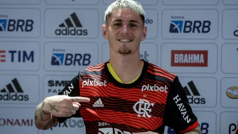 Varela diz que decisão de entrar em campo no domingo (14) está nas mãos de Dorival Júnior (Foto: Marcelo Cortes/CRF)