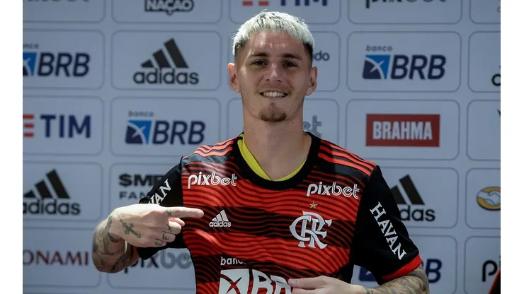 Varela diz que decisão de entrar em campo no domingo (14) está nas mãos de Dorival Júnior (Foto: Marcelo Cortes/CRF)