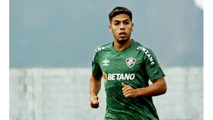 Destaque do Fluminense, Nonato enche a bola de Fernando Diniz (FOTO: MAILSON SANTANA/FLUMINENSE FC)