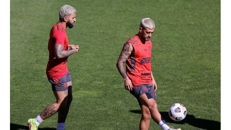 STJD denuncia Gabigol e Arrascaeta, que podem ficar fora do duelo decisivo entre Flamengo e Athletico-PR (Foto: Buda Mendes/Getty Images)