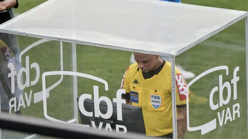 Foto: Thiago Ribeiro/AGIF - Árbitro Wilton Pereira Sampaio consultando o VAR