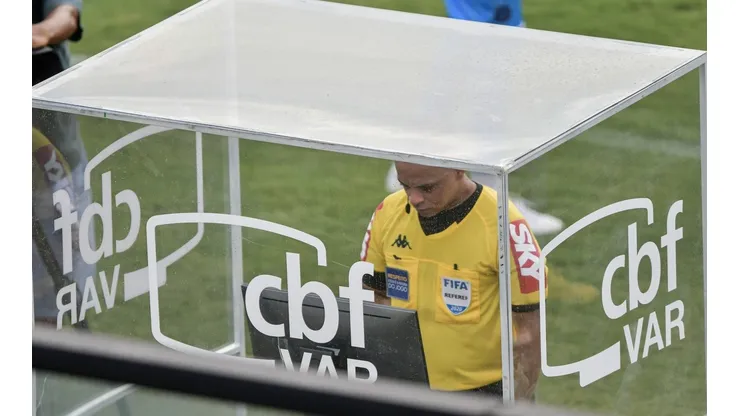 Foto: Thiago Ribeiro/AGIF - Árbitro Wilton Pereira Sampaio consultando o VAR