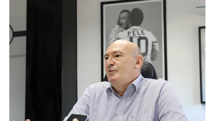 Andrés Rueda, presidente do Santos, busca reforços para o Peixe