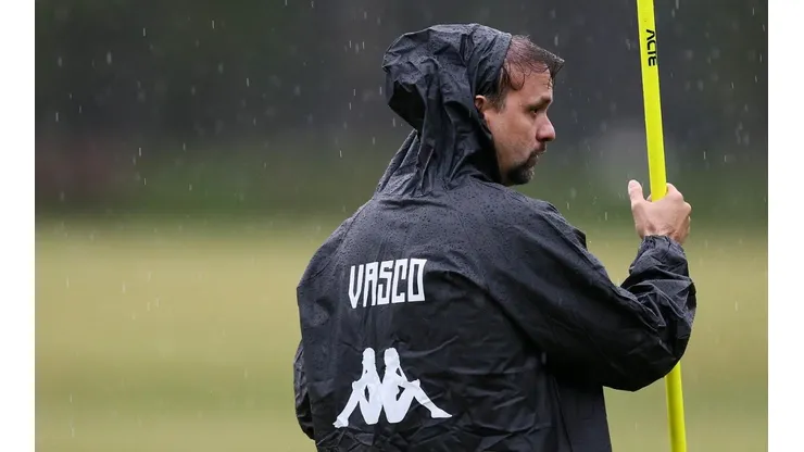 Maurício Souza passa ter trabalho comparado ao de Zé Ricardo no Vasco (Foto: Daniel RAMALHO / CRVG)