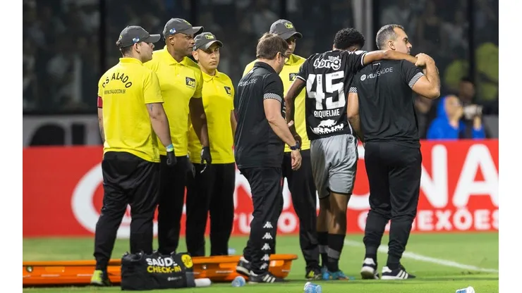 Riquelme sofre grave problema no joelho e deverá ficar fora de combate pelo Vasco cerca de nove meses (Foto: Daniel RAMALHO/CRVG)