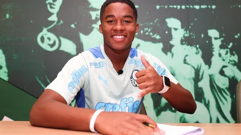 Endrick renovou o contrato com o Palmeiras (Foto: Reprodução/Palmeiras)