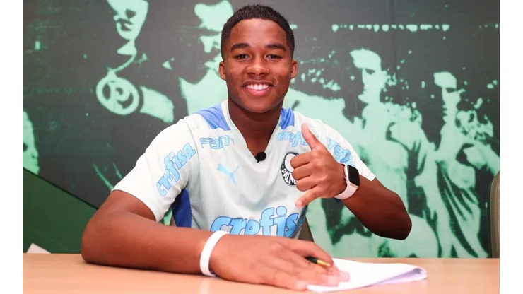 Endrick renovou o contrato com o Palmeiras (Foto: Reprodução/Palmeiras)