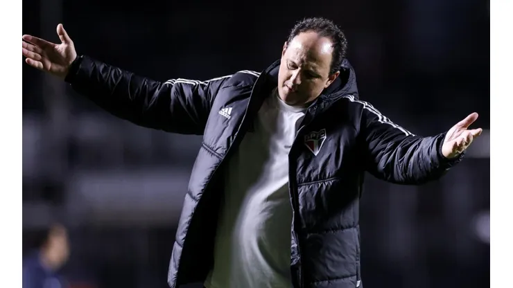 Rogério Ceni diz que time do São Paulo está se despedaçando por conta da maratona de jogos (Foto: Alexandre Schneider/Getty Images)
