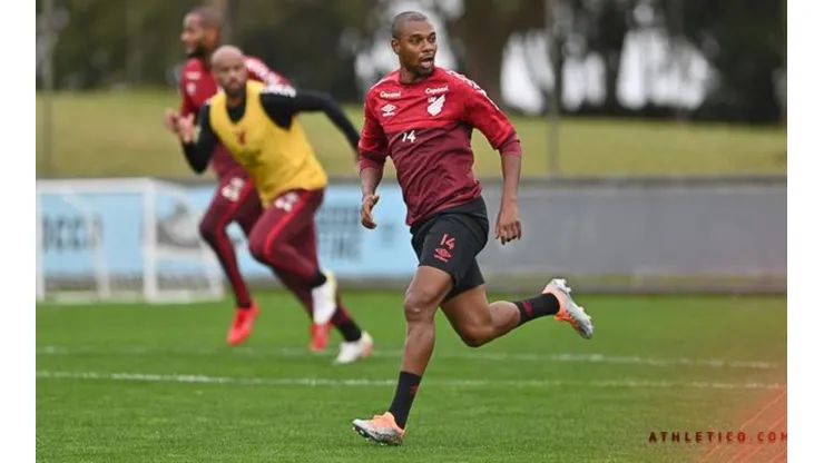 Felipão diz que não vai apressar reestreia de Fernandinho pelo Athletico-PR (Foto: Athletico.com.br)