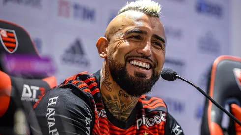 Vidal é apresentado oficialmente no Flamengo (Foto: Marcelo Cortes / Flamengo)