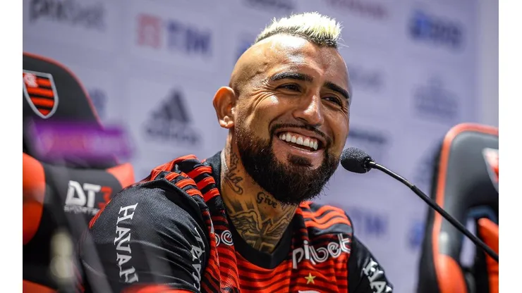 Vidal é apresentado oficialmente no Flamengo (Foto: Marcelo Cortes / Flamengo)