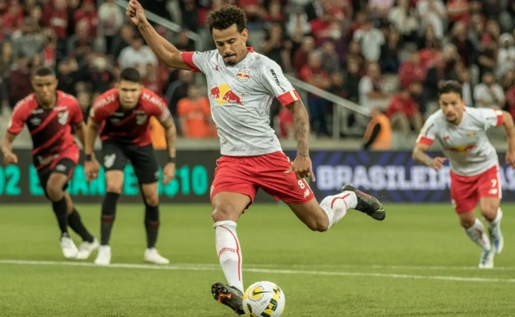 Foto: Robson Mafra/AGIF – Lucas Evangelista batendo pênalti para o Bragantino