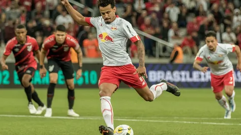 Foto: Robson Mafra/AGIF - Lucas Evangelista batendo pênalti para o Bragantino