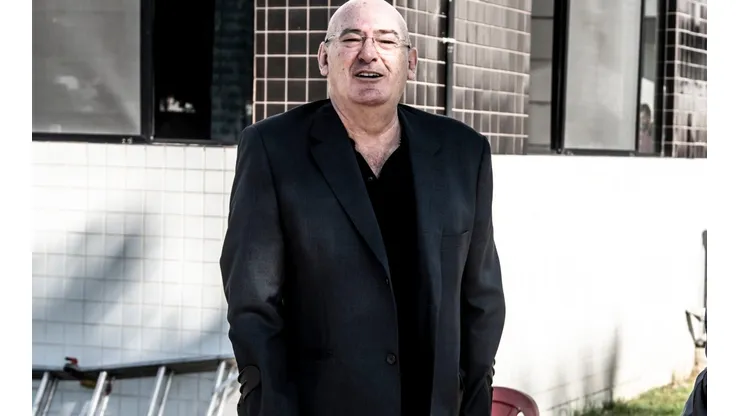 Andres Rueda, presidente do Santos, quer a contratação de um lateral-direito
