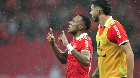 Cena de Moisés rezando para VAR não anular seu gol contra o América-MG gerou risos (Foto: Ricardo Duarte/SC Internacional)