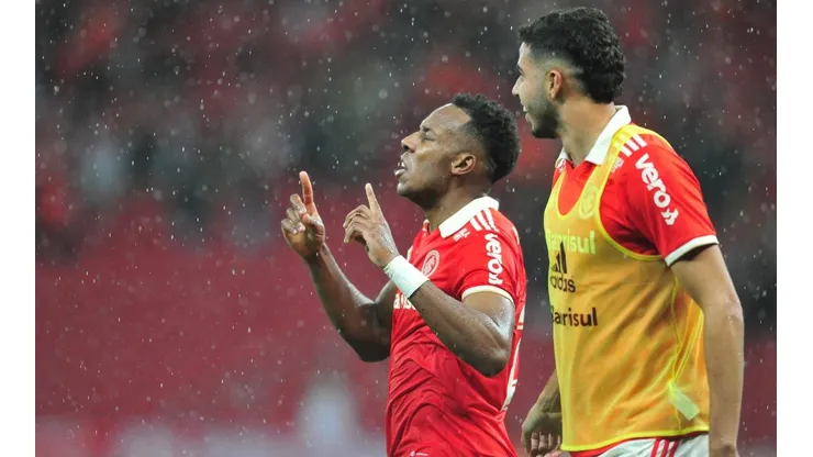 Cena de Moisés rezando para VAR não anular seu gol contra o América-MG gerou risos (Foto: Ricardo Duarte/SC Internacional)