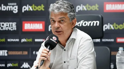 Gerente de Futebol do Vasco, Carlos Brazil, junto com a comissão técnica, buscam espaço no elenco para reforços (Foto: Rafael Ribeiro / Vasco)