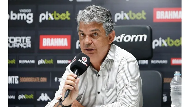 Gerente de Futebol do Vasco, Carlos Brazil, junto com a comissão técnica, buscam espaço no elenco para reforços (Foto: Rafael Ribeiro / Vasco)