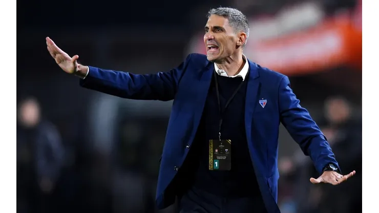 Vojvoda lamenta rendimento do Fortaleza contra o Estudiantes (Foto: Marcelo Endelli/Getty Images)